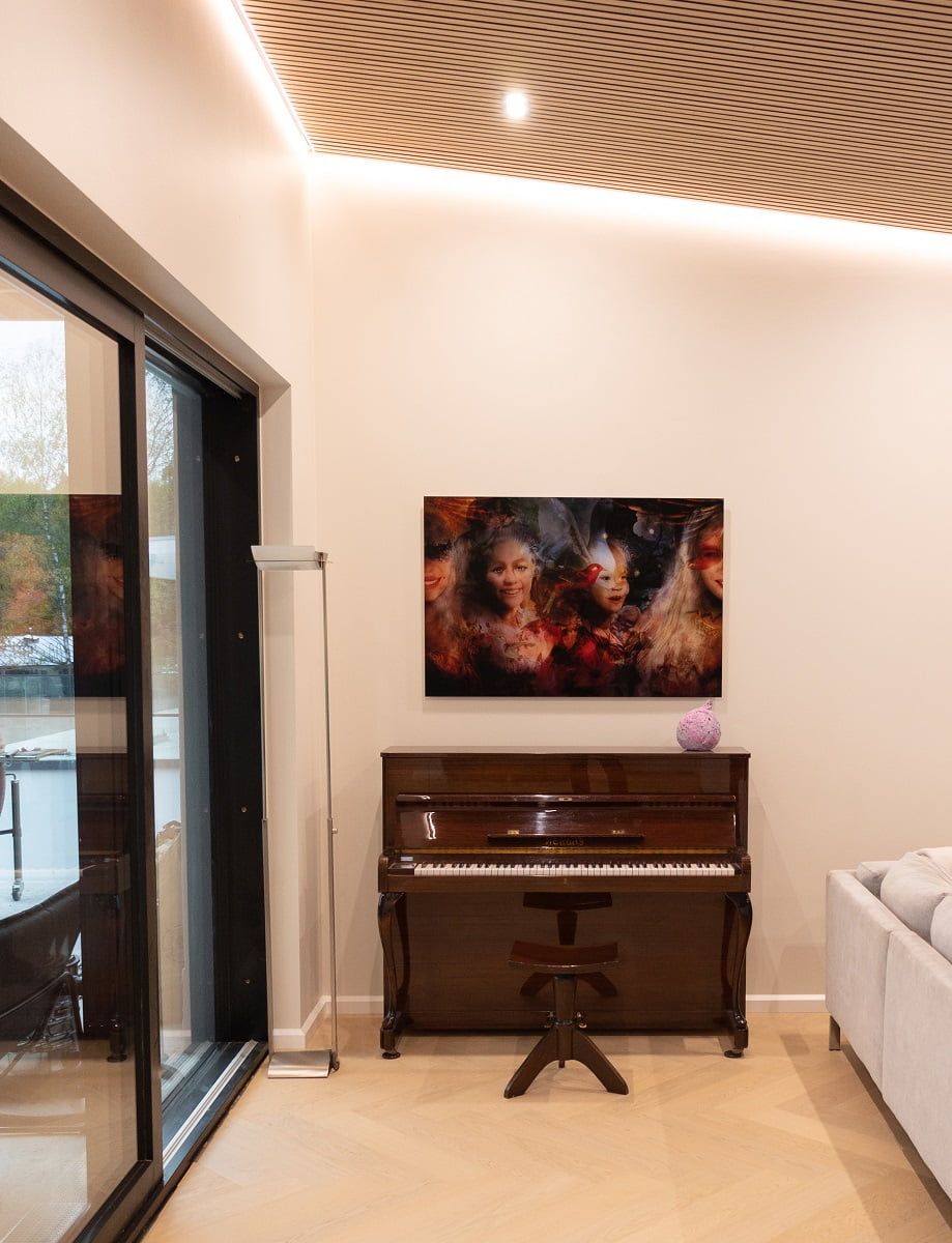 La striscia di Led si avvolge intorno a uno spazio aperto in una scanalatura lasciata nel rivestimento del soffitto, che amplia splendidamente l'aspetto complessivo dello spazio. © LedStore.fi